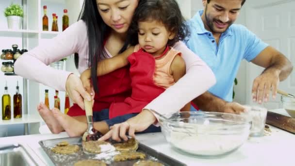 Couple avec fille faisant des cookies — Video