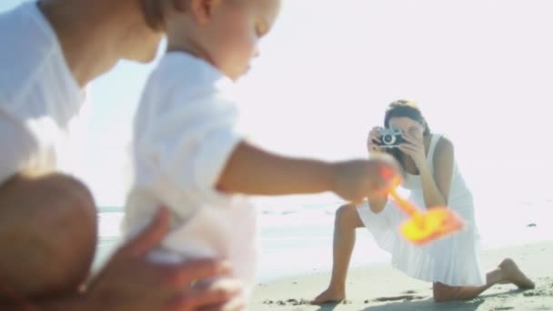 Niño con padre siendo fotografiado por mamá — Vídeos de Stock