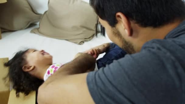 Para na kanapie bawiąc się córką — Wideo stockowe