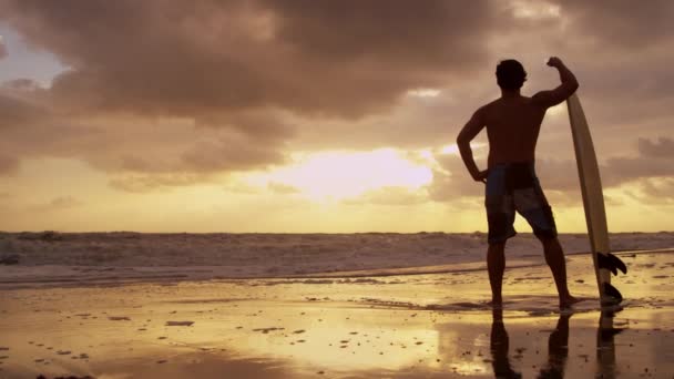 Surfista en la playa viendo olas — Vídeos de Stock