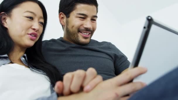 Pareja en sofá usando tableta — Vídeos de Stock