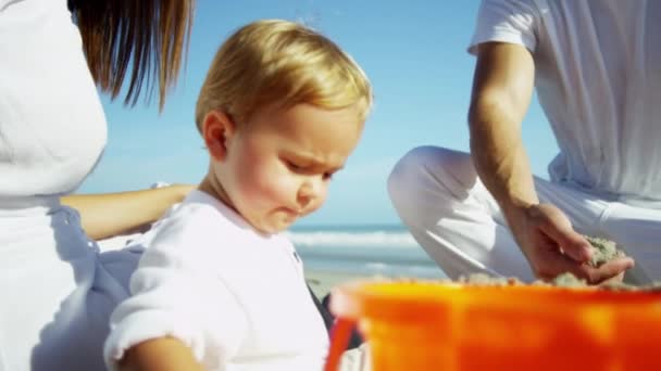 Anne oğluyla kumsalda oynarken — Stok video