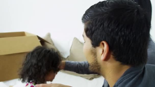 Пара на диване, играющая с дочерью — стоковое видео