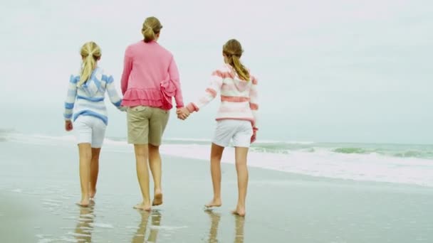 Madre con hijas caminando en la playa — Vídeo de stock