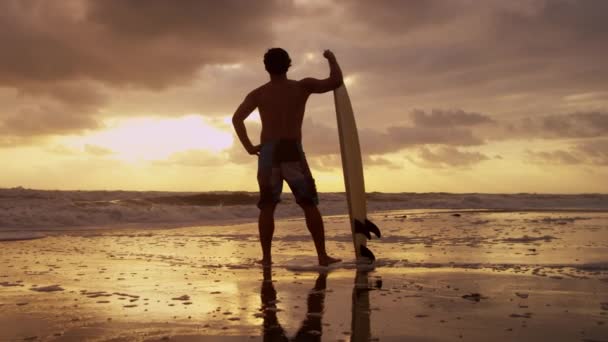Surfista sulla spiaggia guardando le onde — Video Stock