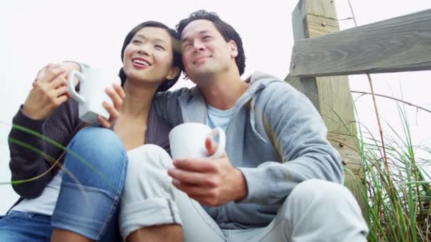 夫妇在喝咖啡的海滩上 — 图库视频影像