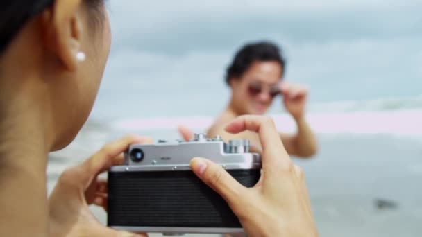 Op strand met behulp van camera (echt) paar — Stockvideo