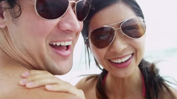 Casal desfrutando de férias na praia juntos — Vídeo de Stock