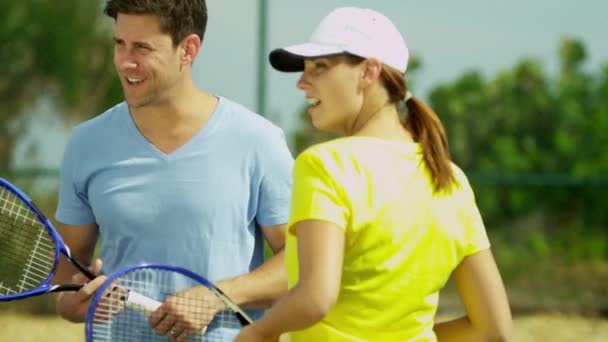 Tenisové partneři připravují hru — Stock video