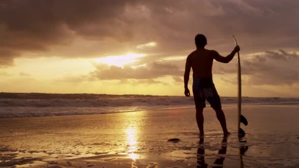 Surfista sulla spiaggia guardando le onde — Video Stock