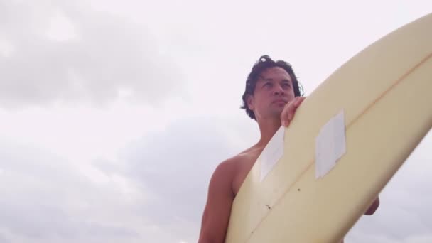 Surfista en la playa viendo olas — Vídeo de stock