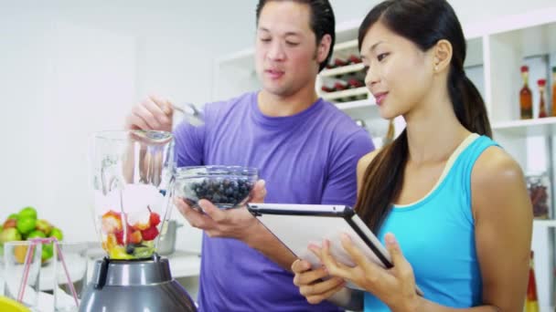 Couple making delicious organic fruit smoothie — Stock Video