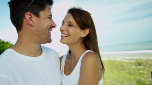 Pareja disfrutando de tiempo juntos en la playa — Vídeo de stock