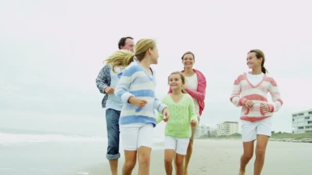 Famille courir pieds nus le long de la plage — Video