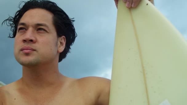 Surfer na plaży oglądanie fale — Wideo stockowe