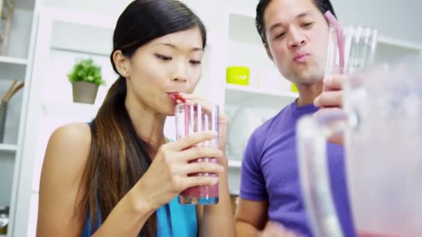 Pareja bebiendo batido de frutas orgánicas — Vídeos de Stock