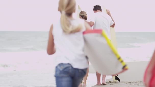 Meisjes lopen naar ouders kijken golven — Stockvideo