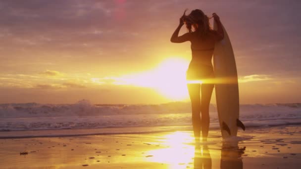Mulher na praia ao pôr do sol — Vídeo de Stock