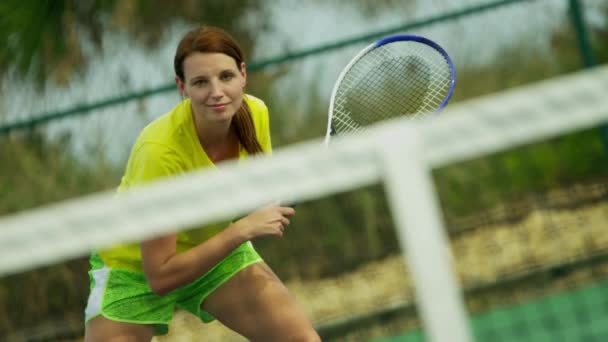 Mujer preparándose para jugar al tenis — Vídeos de Stock