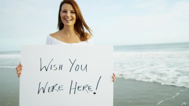 Mesaj panosu ile sahilde kadın — Stok video
