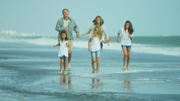 Parents avec filles marchant sur la plage — Video