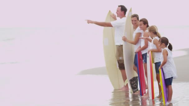A szülők és leányok figyeli hullámok strandon — Stock videók