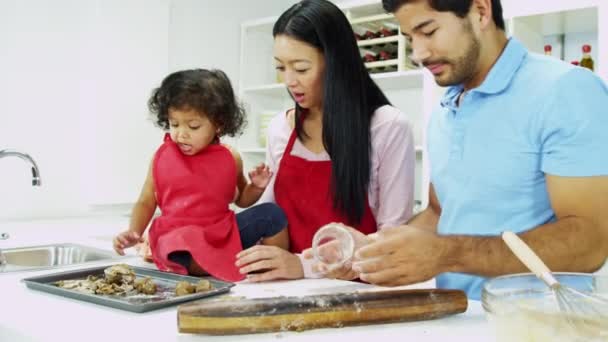 Casal com filha fazendo biscoitos — Vídeo de Stock