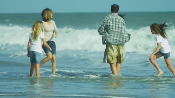 Ouders met dochters spelen op strand — Stockvideo