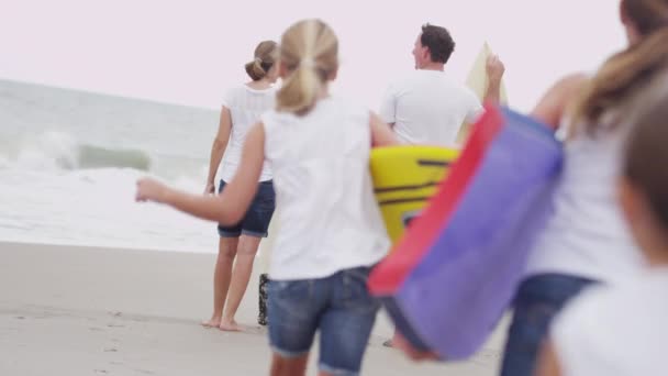 Κορίτσια που τρέχουν στους γονείς βλέποντας κύματα — Αρχείο Βίντεο