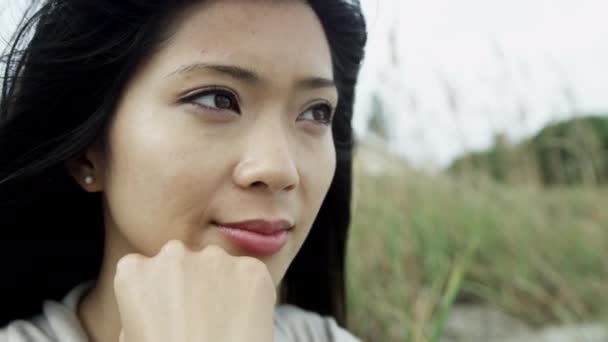 Asian dziewczyna patrząc na zewnątrz niezadowolony — Wideo stockowe