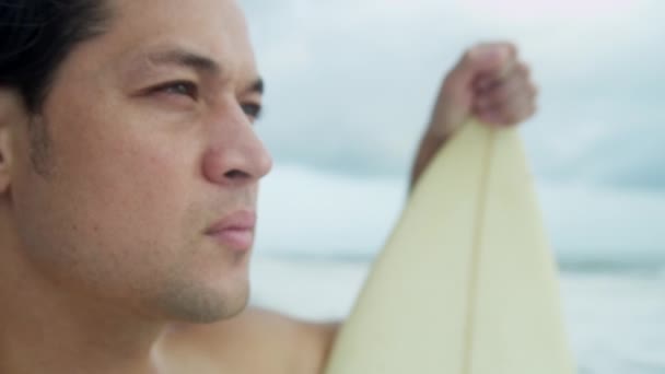 Surfer na plaży oglądanie fale — Wideo stockowe