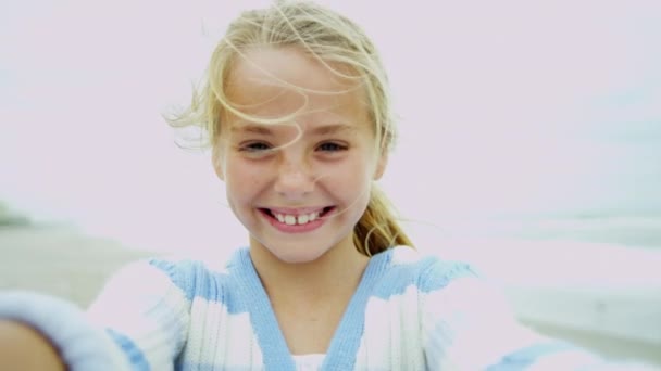 Dziewczyna na plaży uśmiechając się do kamery — Wideo stockowe