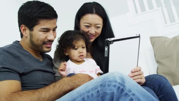 Couple jouer à des jeux avec la fille — Video