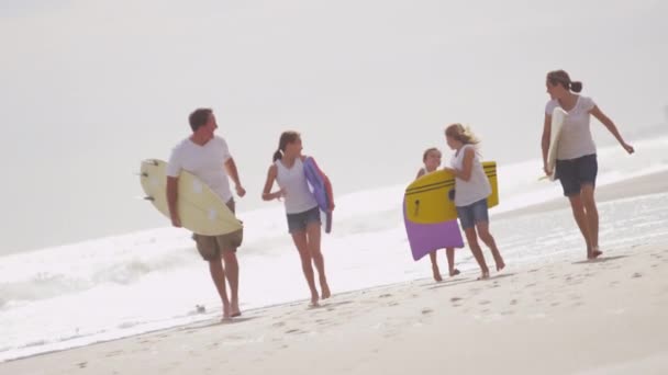 Familie met bodyboards op strand — Stockvideo