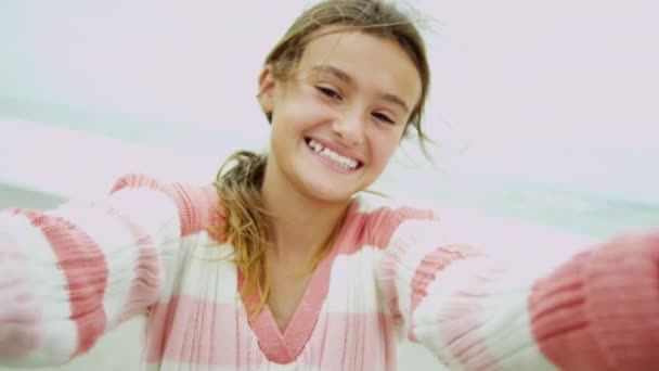 Девушка на пляже улыбается в камеру — стоковое видео