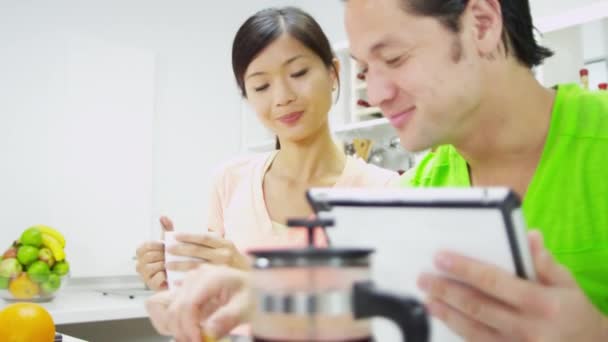 Pareja con tableta inalámbrica en la cocina — Vídeo de stock