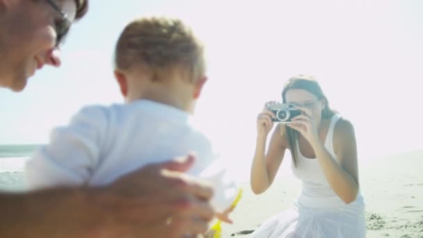 Niño con padre siendo fotografiado por mamá — Vídeos de Stock