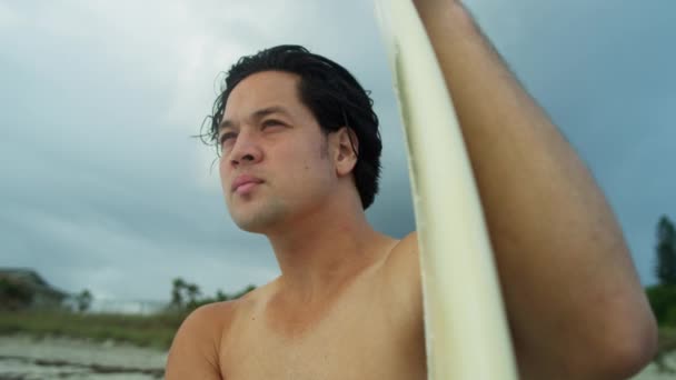 Surfista en la playa viendo olas — Vídeo de stock