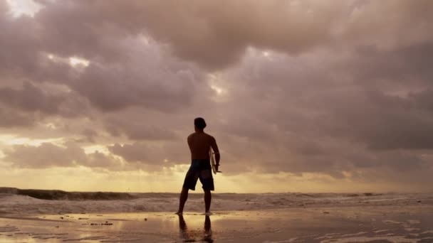 Surfař na pláži sledovat vlny — Stock video