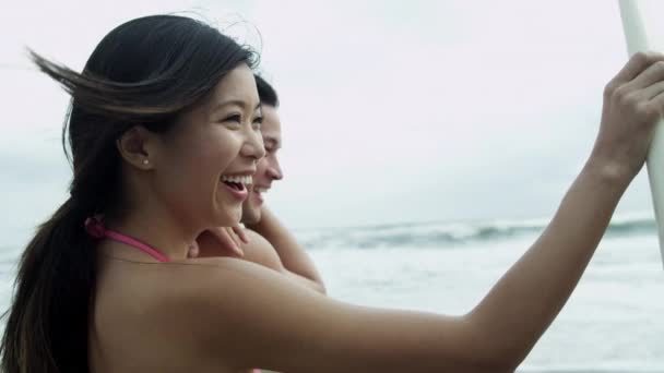 Surfers op strand kijken oceaan golven — Stockvideo