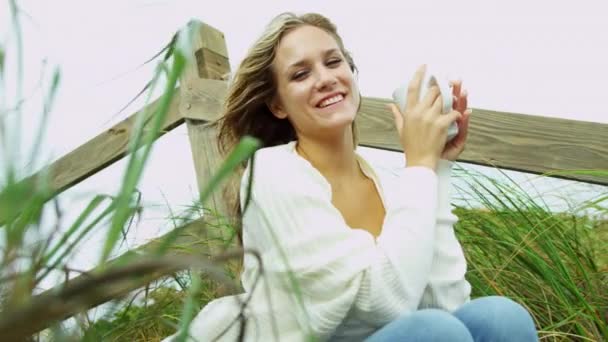 Girl on beach drinking coffee — Stock Video