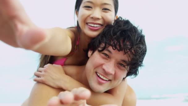 Пара веселится на пляже — стоковое видео
