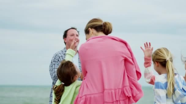 Familia divirtiéndose con cometa en la playa — Vídeos de Stock