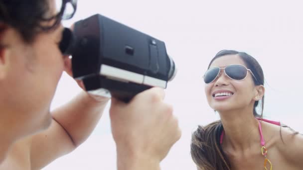 Couple sur la plage avec caméra vidéo — Video