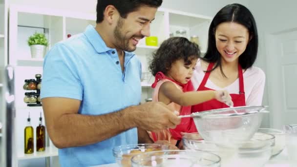 Casal com filha preparando ingredientes para assar — Vídeo de Stock