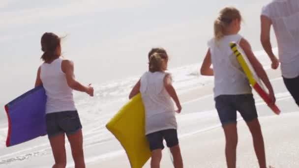 Família correndo com bodyboards na praia — Vídeo de Stock