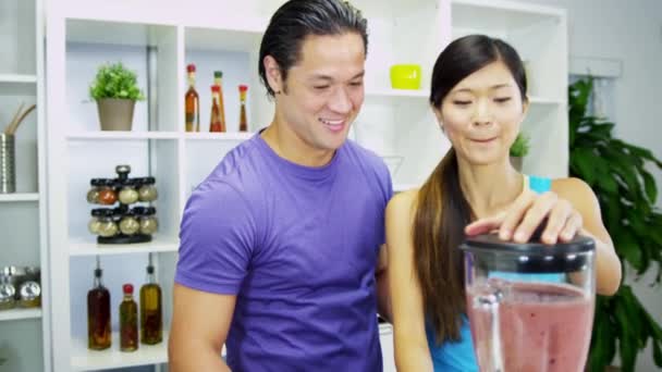 Paar macht Bio-Frucht-Smoothie — Stockvideo