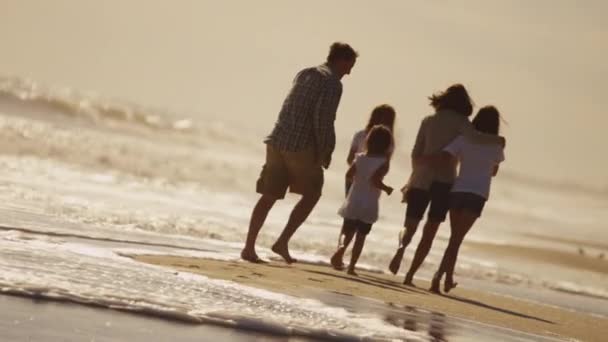 Meisjes met ouders genieten van vakantie — Stockvideo