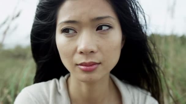 Азіатські дівчата на відкритому повітрі, дивлячись нещасні — стокове відео