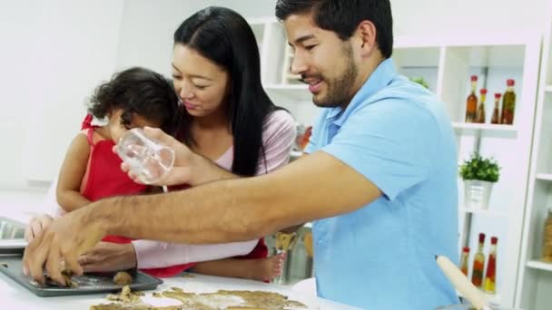 Couple with daughter making cookies — Stock Video